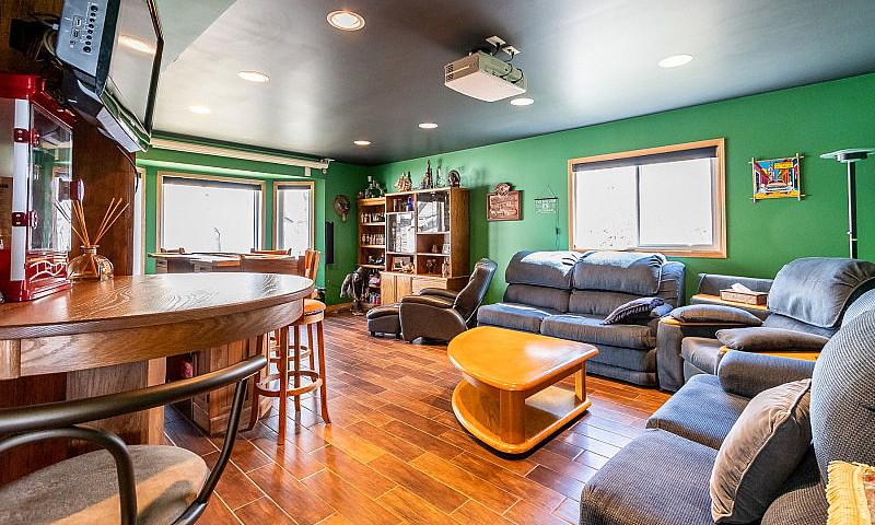 Spacious Lakeside Ch...