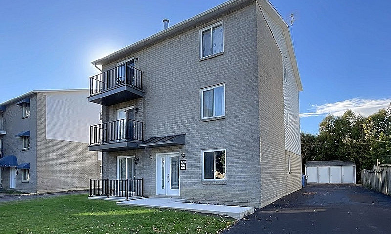 $980,000 - Triplex F...