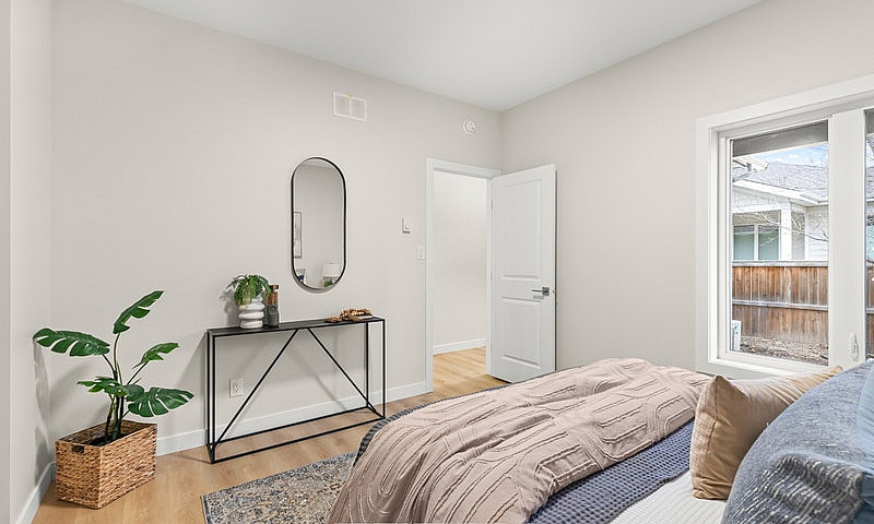 233 Eveline St- 2 Be...