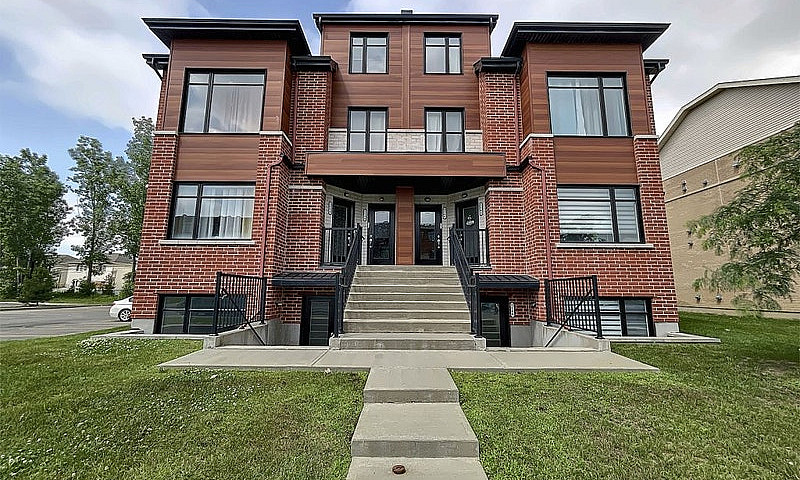 $1,350,000 - Triplex...