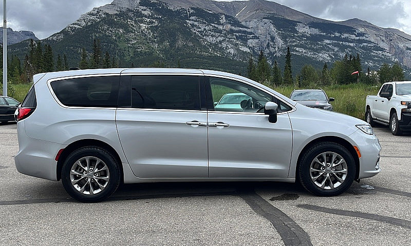 2023 Chrysler Pacifi...