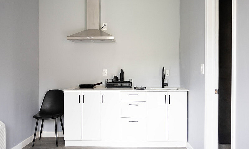 Bachelor Apartment F...