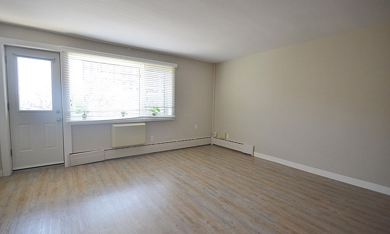 Bright 1-Bdrm With B...