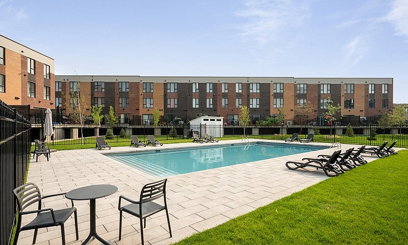 Promotion! 3.5 Condo...