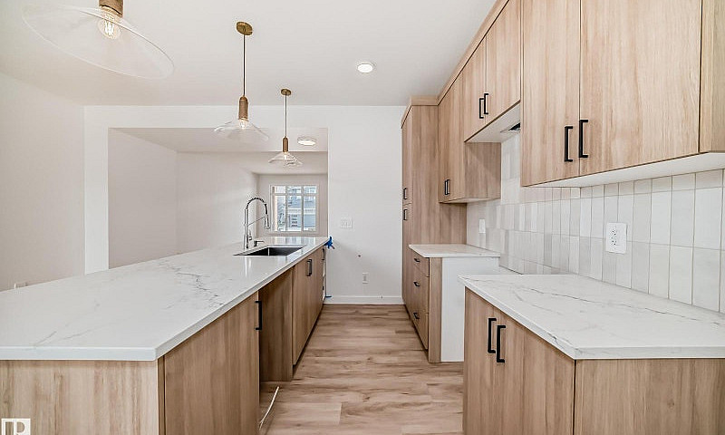 2622 62 St Sw Edmont...