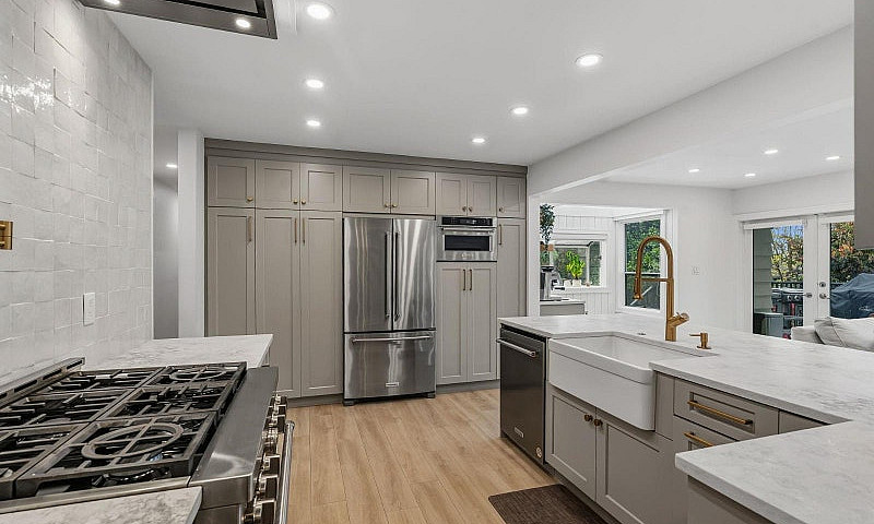8805 Delcourt Cresce...