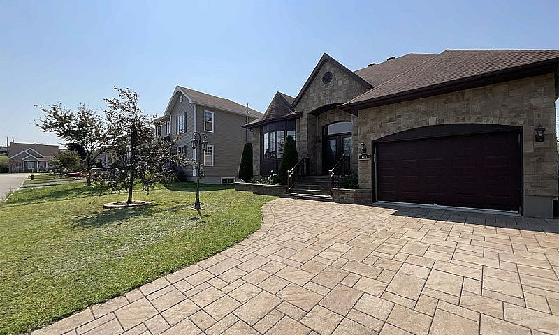 $695,000 - Bungalow ...