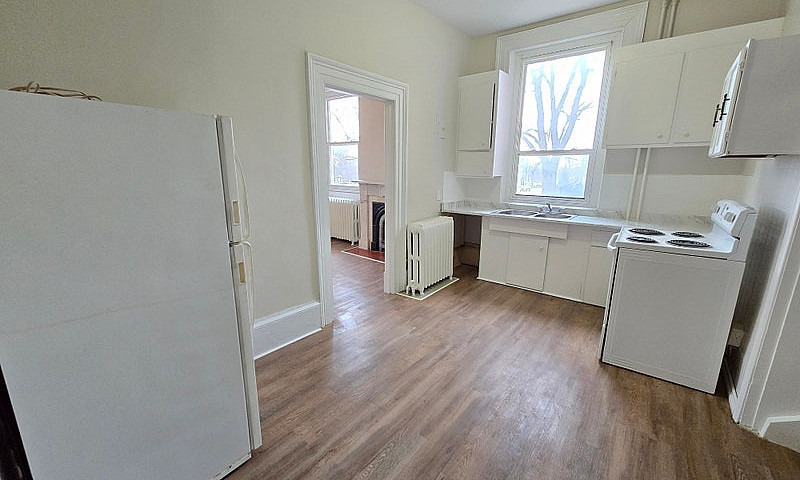 Bright & Spacious Ma...