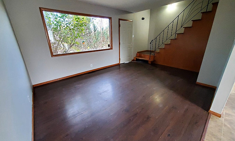 3 Bed, 2 Bath Half D...