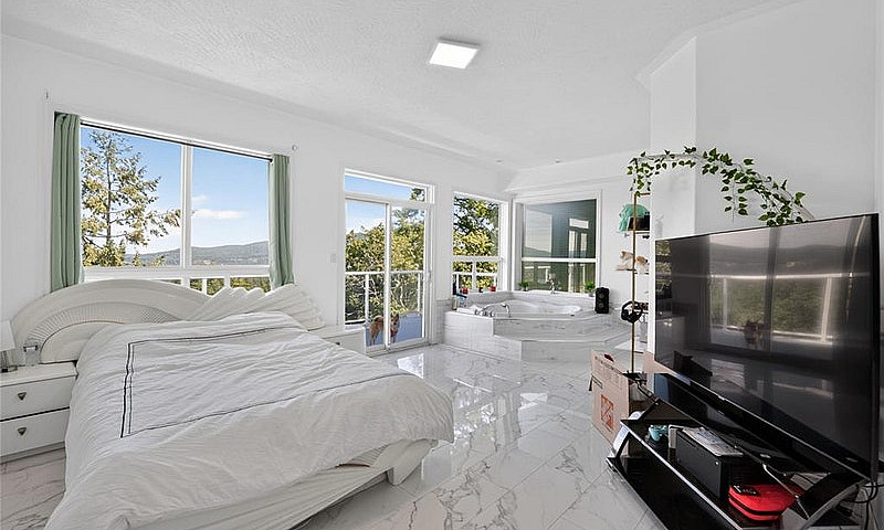 Luxury Living With I...
