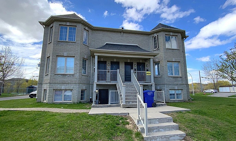 1 085 000$ - Triplex...