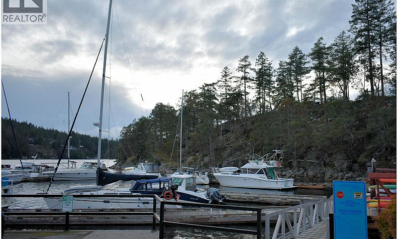 6 4622 Sinclair Bay ...