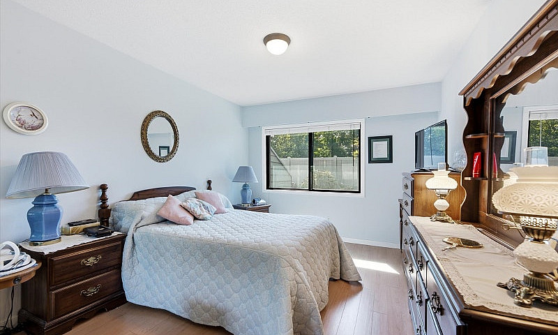End Unit Townhouse I...