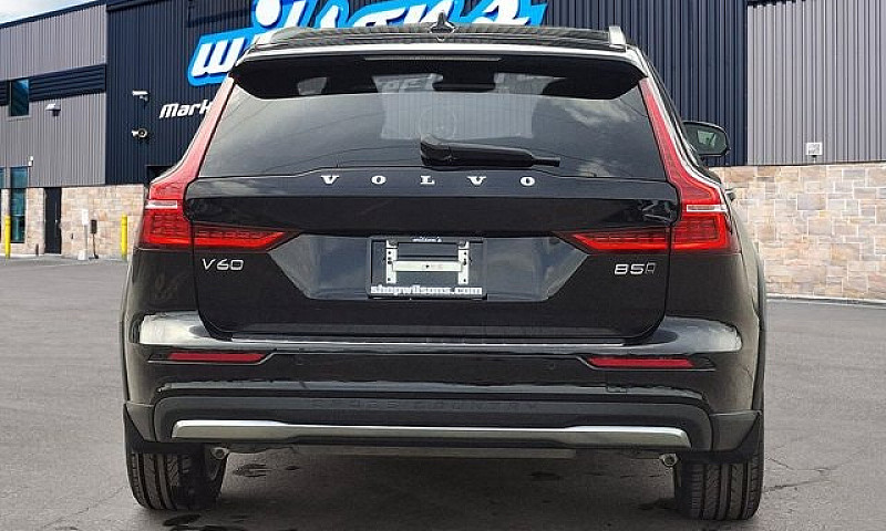 2025 Volvo V60 Cross...