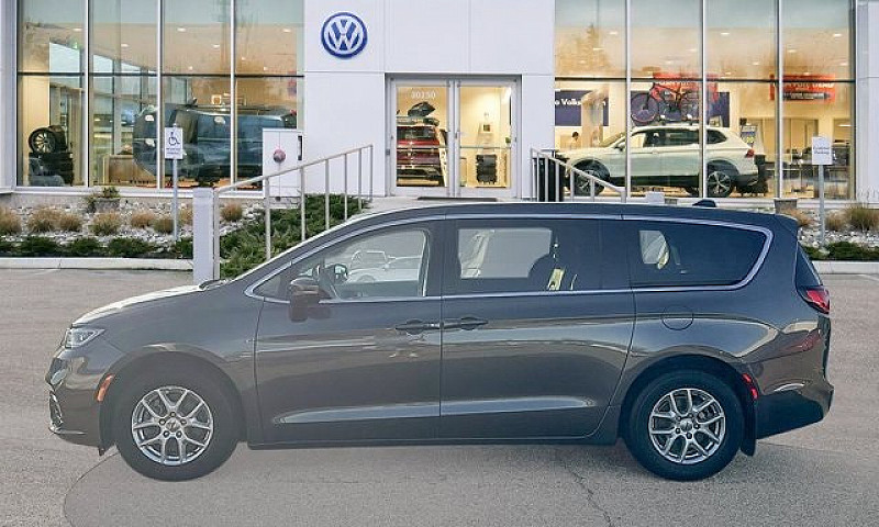 2023 Chrysler Pacifi...