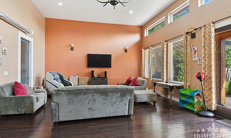 Spacious 5-Bed Famil...