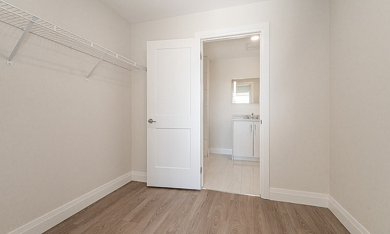 Large 1 Bedroom Suit...
