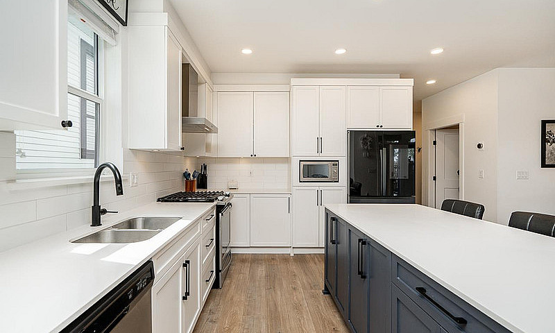 15 6897 201 Street L...