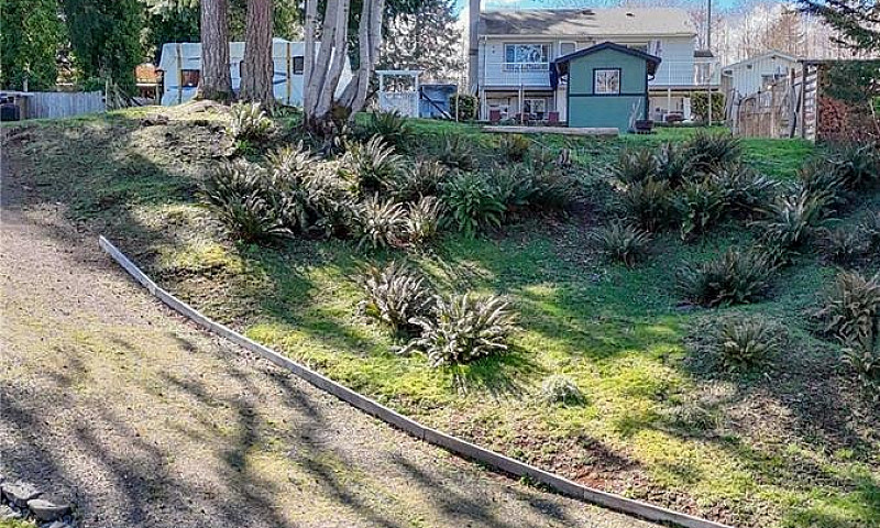 4060 Island Hwy S Ca...