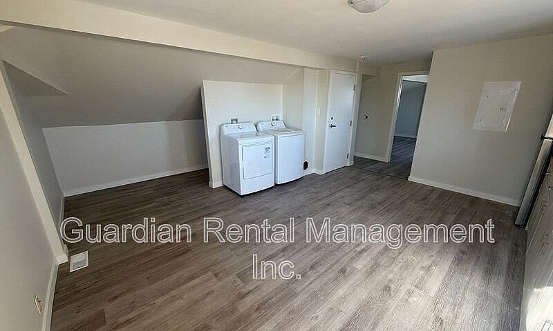 Upper-Level 1 Bed, 1...