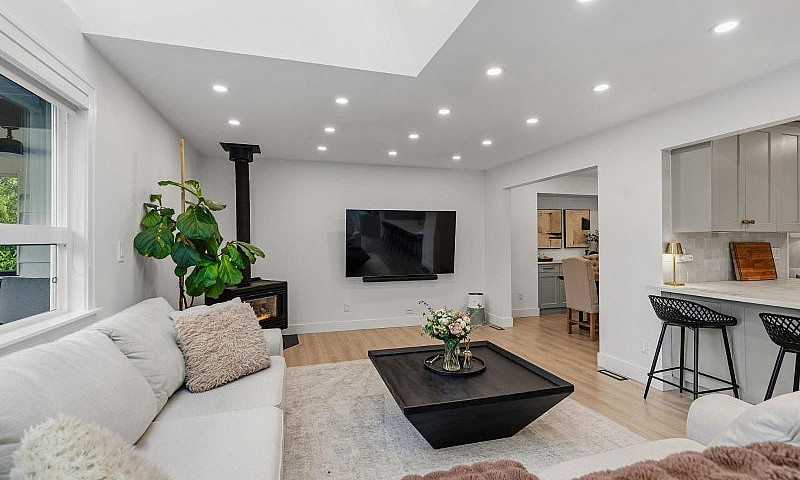 8805 Delcourt Cresce...