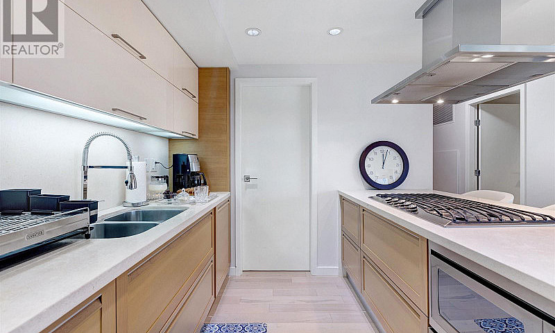 305 8 Smithe Mews Va...