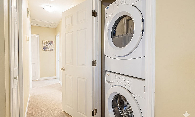 3-Bed Mainfloor Suit...