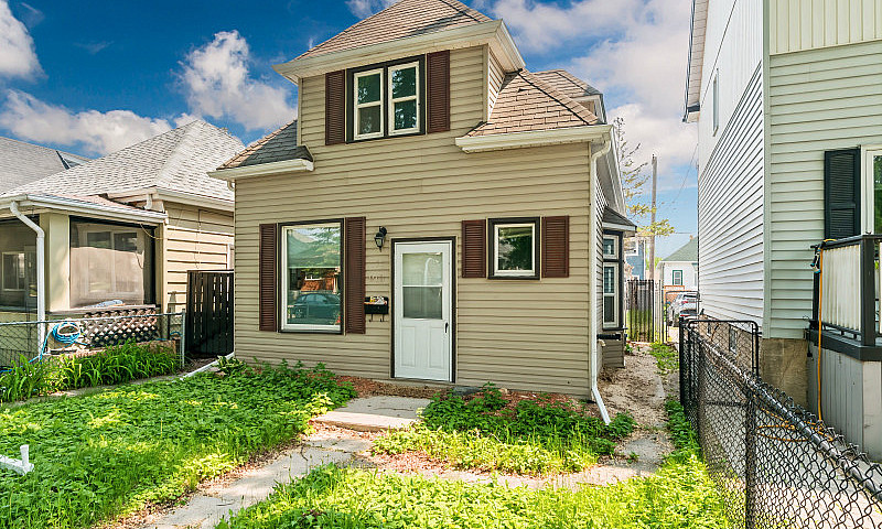 House For Sale 913 A...