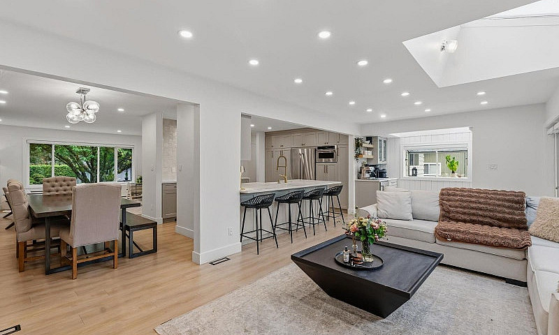8805 Delcourt Cresce...