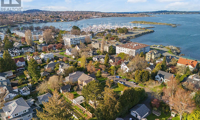 1044 Deal St Oak Bay...