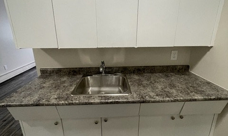 512 Young - 1 Br Ava...