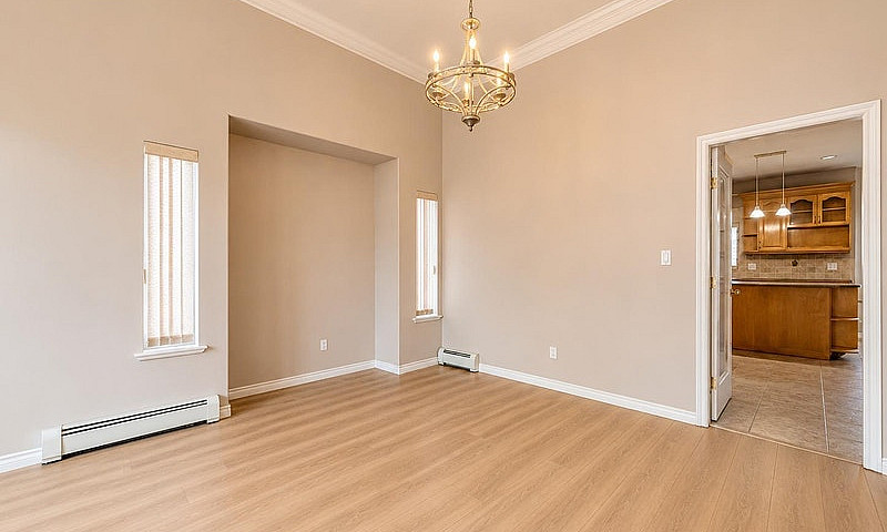 15773 82A Avenue Sur...
