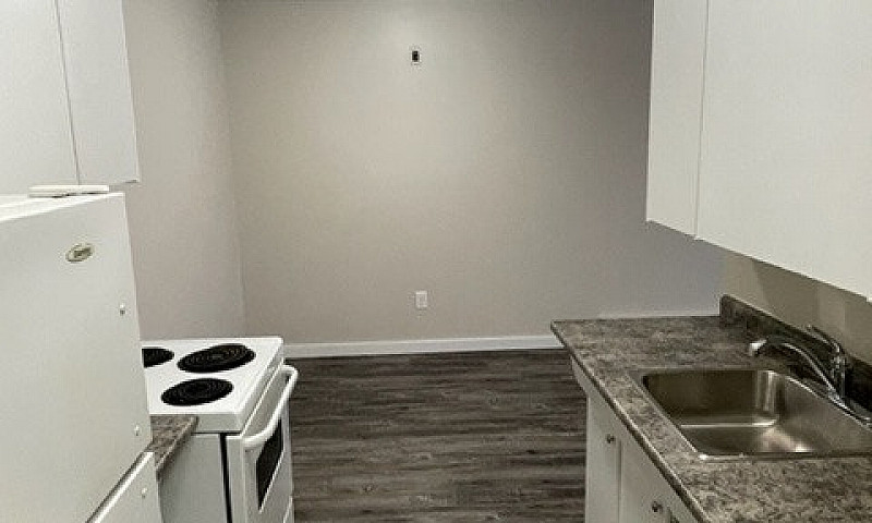 512 Young - 1 Br Ava...