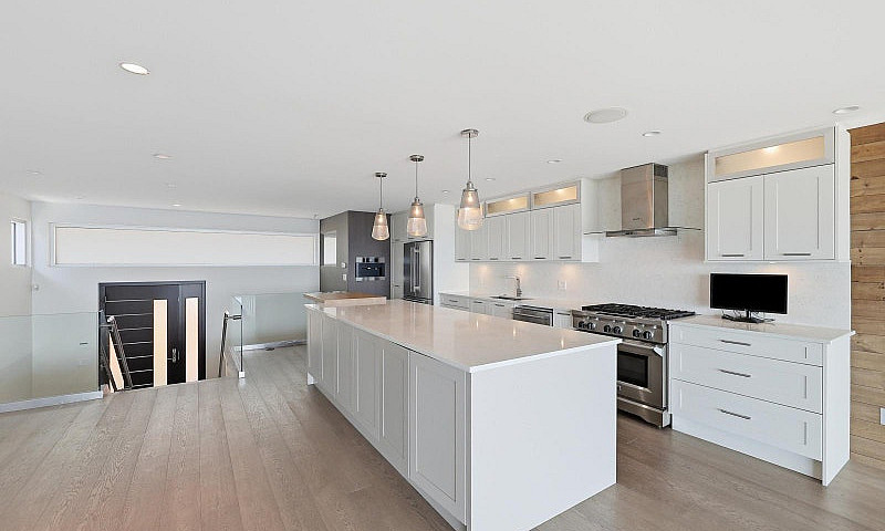 15240 Victoria Avenu...