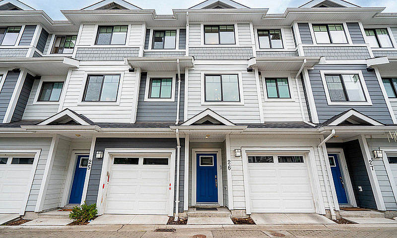 3Bd/3 Full Bath Town...
