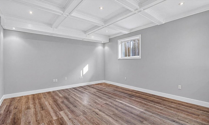 59 Bridle Path, Stra...