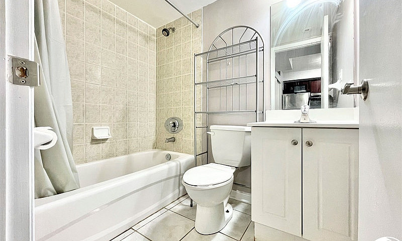 1 Bed+Den 1 Bath –To...