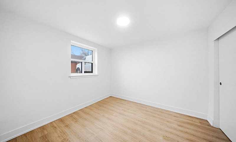Gorgeous 2 Bedroom E...