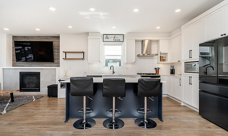 15 6897 201 Street L...