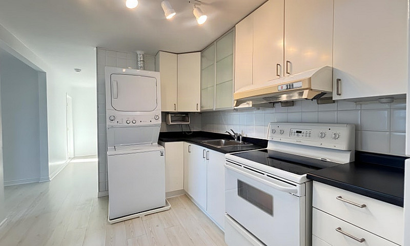 Bright 2-Bedroom Apa...