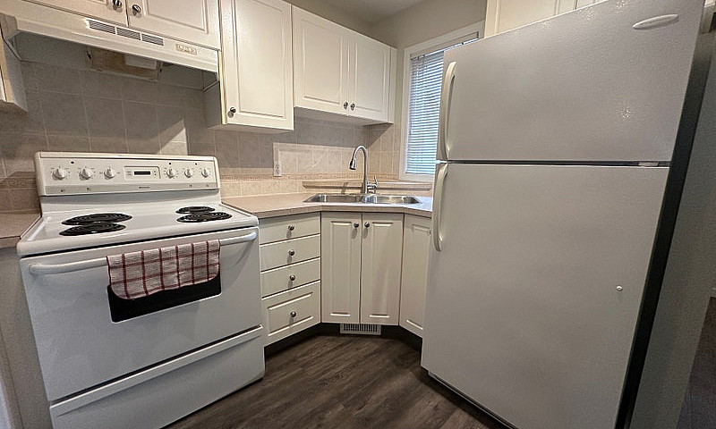 Stylish 1 Bed+Den Co...