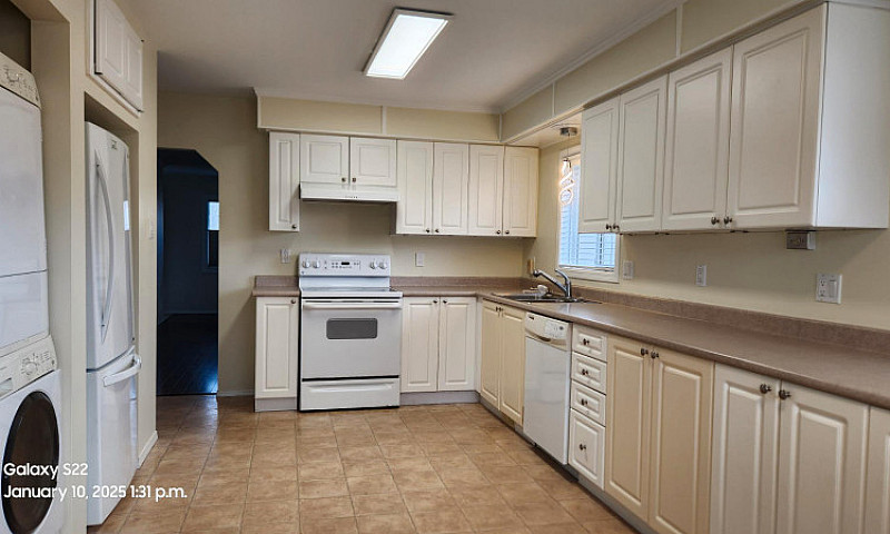 425 Mackenzie Ave-To...