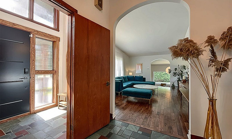 $1,398,000 - Bungalo...