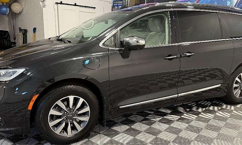2021 Chrysler Pacifi...