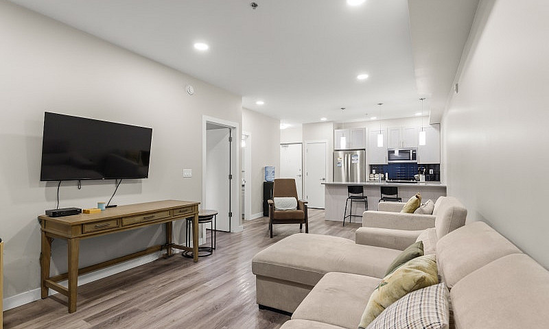 Bright 1Bdrm 1Bth Co...