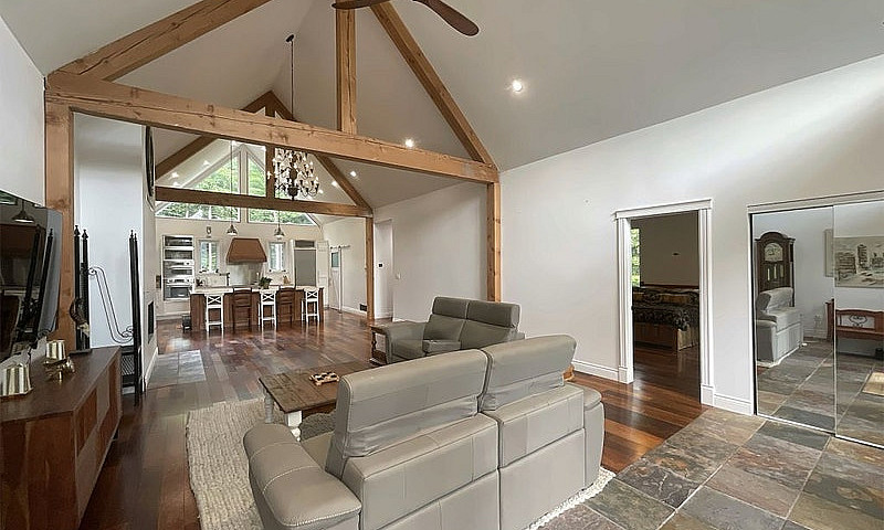 $1,310,000 - Bungalo...