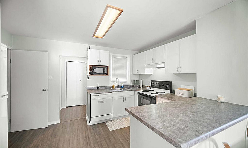4-Bedroom House In S...