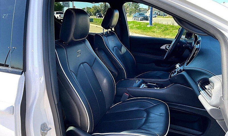 2025 Chrysler Pacifi...