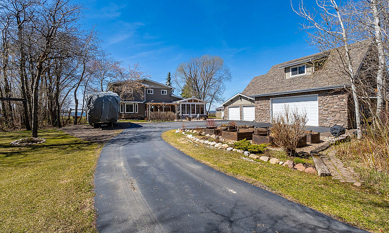 Spacious Lakeside Ch...