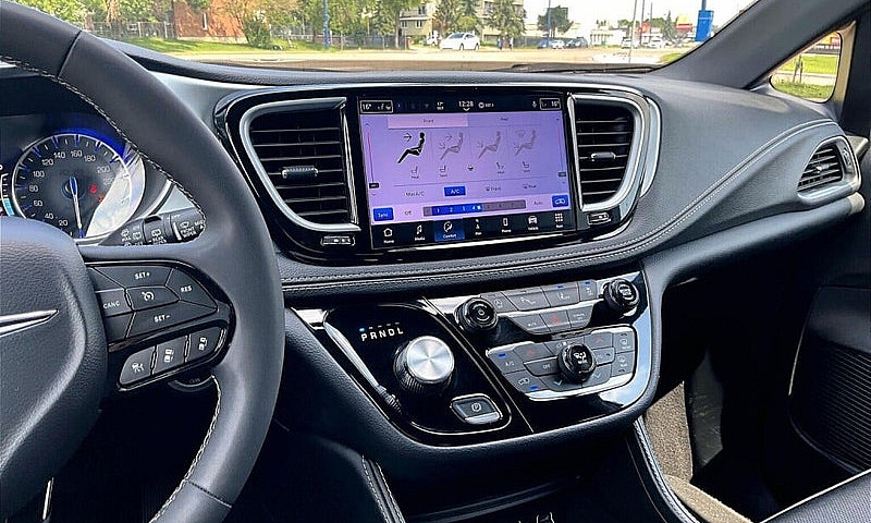 2025 Chrysler Pacifi...